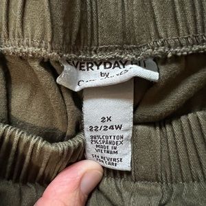 Catherine’s bejeweled capris! Size 2x!